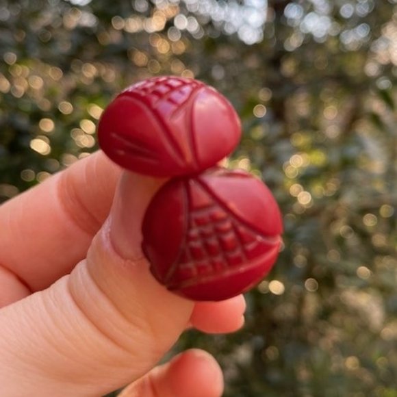 VTG BAKELITE Cherry Red Carved Button EARRINGS - Picture 2 of 9
